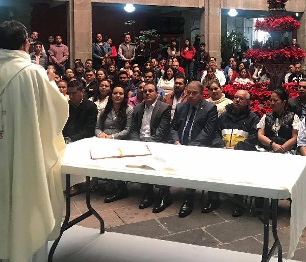 El mandatario explicó que acudió como invitado a este evento religioso, que fue organizado por trabajadores de la Dirección de Servicios Generales; y resaltó que desde era niño los más bonito era celebrar a la Virgen de Guadalupe, por ello con mucho gusto abrieron las puertas para la celebración de la misa. Todos los presentes son católicos, apuntó