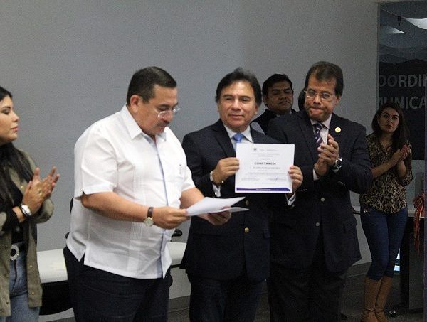 Durante la entrega de reconocimientos a los elementos policiacos que concluyeron satisfactoriamente este curso de capacitación, sostuvo que “en materia de seguridad encontramos el primer gran reto, por lo que desde la CDHMorelos refrendamos nuestro compromiso para acercar las herramientas a las corporaciones policíacas, que les ayuden a ejercer su función con amplio sentido humano y con apego irrestricto a los derechos humanos”