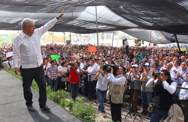 Indicó que han quedado atrás los compromisos sin cumplir y la corrupción. En esta nueva etapa, el Gobierno de México responderá con soluciones claras a las necesidades de la población y se trabajará con honestidad y transparencia