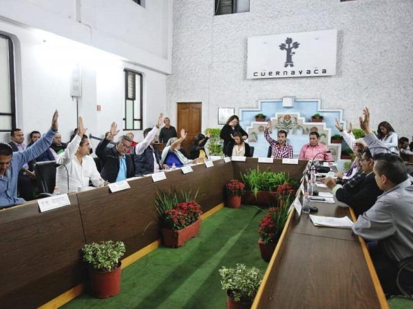 Esta ley pretende recaudar más de mil 561 millones de pesos, informó el regidor y Presidente de la Comisión de Hacienda, Jesús Martínez Dorantes, el dejar en claro que la Iniciativa de Ley Ingresos 2019, fue aprobada bajo un criterio de análisis acorde a las necesidades de los ciudadanos, así como en los criterios generales de valoración de las iniciativas de leyes de ingresos municipales no aprobadas para el ejercicio fiscal 2019, por el Congreso del Estado