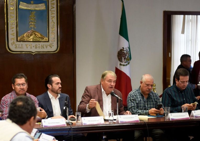 Recalcó, una vez más, que no existe ningún aumento en el presupuesto de áreas gubernamentales; y defendió el incremento de recursos para la Oficina de la Gubernatura en casi un 800 por ciento (en 2018 se le asignaron 33 millones y para 2019 pretendía más de 200 millones)