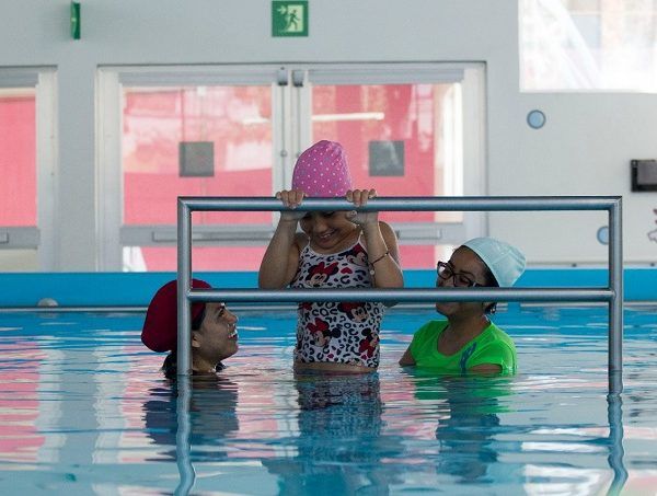 Mariana Saavedra Zarazua, directora del CREE Morelos, mencionó que a través de la hidroterapia se fortalecen los procesos de rehabilitación de pacientes con lesiones medulares, fibromialgia, trastornos musculares, esqueléticos, enfermedades reumáticas, neurológicas, entre otros padecimientos