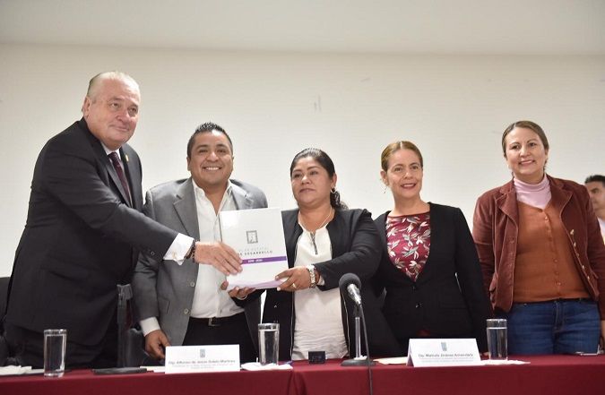 José Manuel Sanz Rivera, jefe de la Oficina de la Gubernatura, encabezó la comisión del Ejecutivo estatal que entregó el documento al presidente de la Mesa Directiva del Poder Legislativo, diputado Alfonso Sotelo Martínez