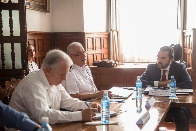 Resulta inusual que dos funcionarios de primer nivel dejen sus oficinas para ir a la Catedral de Cuernavaca a reunirse con el jefe de la Iglesia Católica en Morelos, 12 decanos y cuatro vicarios, promotores de la marcha convocada para el 01 de junio próximo; el Gobierno del Estado justificó el hecho como una acción que forma parte dle proceso de pacificación de Morelos, “que contempla el diálogo permanente con los principales líderes sociales, camarales, sectoriales y religiosos”