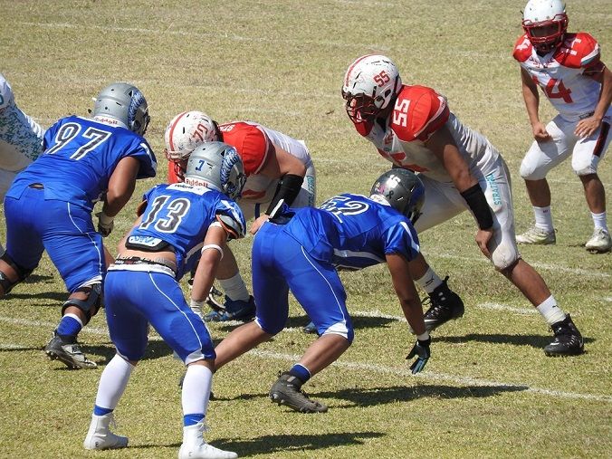La patada inicial la realizó el equipo local, dándole la primera ofensiva al equipo de los Borregos CCM, que tras una serie fundamentalmente terrestre alcanzó la primera anotación del compromiso, ello pese un fallo en la entrega del ovoide en zona prometida, recuperando la posesión y logrando la anotación con una dosis de fortuna a través de Santiago Hevia Cortés, para poner el marcador de 00-06, fallando le punto extra