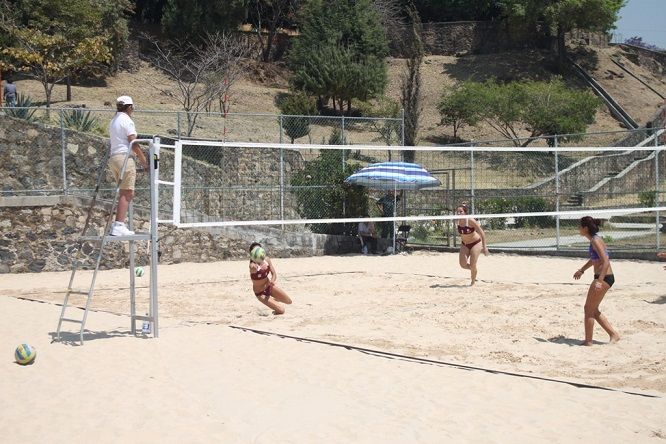 Las anfitrionas de Venadas UAEM fueron quienes más contundentes se vieron en la arena y las pusieron a prueba las el conjunto del Club de Voleibol; fue una pelea bastante pareja en el episodio inicial de este compromiso dentro de la categoría 1999-2001, juego de un intenso vaiven en el intercambio de buenas jugadas, sin dar tregua y que obligoó a un derroche de concentración para alcanzar al final el triunfo, que fue de 23-21 para las universitaria