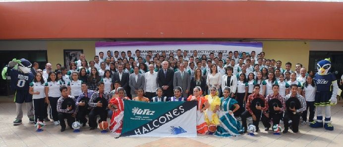 Tras tomar el juramento de los deportistas, el mandatario manifestó su confianza en que se esforzarán al máximo para obtener buenos resultados en esta actividad, la cual resalta valores como el respeto, tolerancia, unidad y cooperación