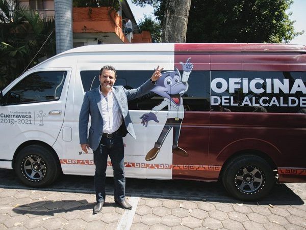 etalló que la Oficina Móvil del Alcalde, recorrerá un promedio de ocho puntos diariamente. En ellos se atenderán todo tipo de planteamientos que serán resueltos de manera inmediata por los responsables del área, excepto aquellos que requieran de otro tipo de solución