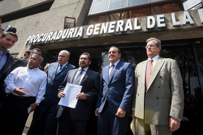 La denuncia involucra a Elena Cepeda de León, ex presidenta del Sistema DIF Morelos; Rodrigo Gayosso Cepeda, hijo de Elena y ex candidato del PRD a gobernador del estado, y Alberto Javier Barona Lavín, notario público y ex secretario de Administración en el gobierno de Ramírez Garrido