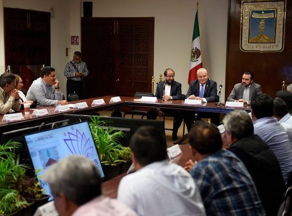 Encabezaron la reunión “informativa”, Hugo Eric Flores Cervantes, delegado federal para los Programas de Bienestar Social en Morelos, y José Manuel Sanz Rivera, jefe de la Gubernatura