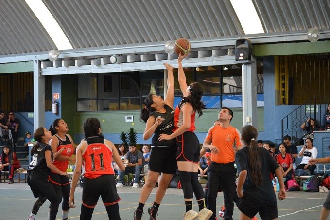 Iniciaron las hostilidades los equipos de las categoría de 8-10 años, en la que los visitantes salieron con la victoria a su favor en ambas ramas, por marcador final de 38-45, y 53-40, respectivamente