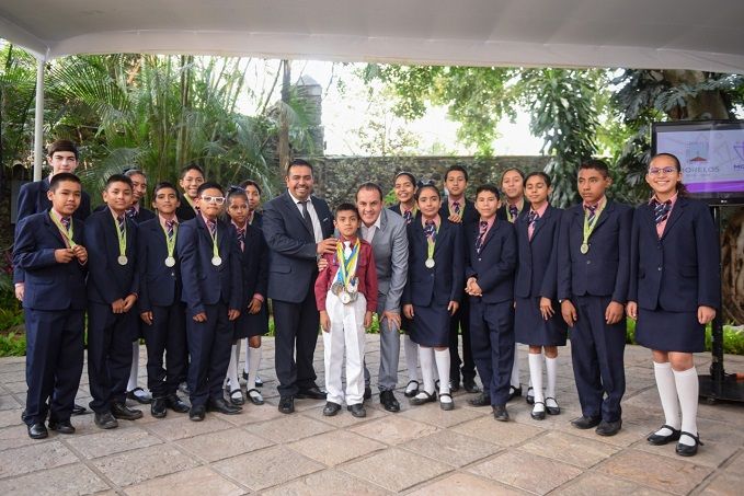 En este encuentro, que se llevó a cabo en la Residencia Oficial del Poder Ejecutivo, el mandatario felicitó a los pequeños estudiantes, a quienes invitó a mantener el mismo esfuerzo y dedicación en los estudios para lograr más éxitos y reconocimientos como este