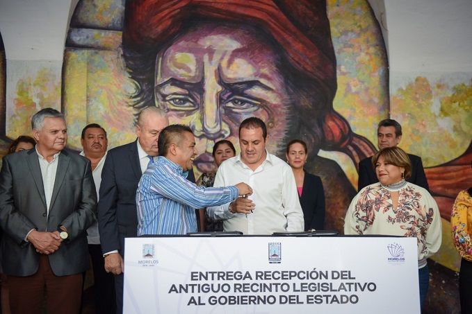 El mandatario y el presidente de la Mesa Directiva del Congreso del Estado, Alfonso de Jesús Sotelo Martínez, firmaron el acta de Entrega Recepción del antiguo recinto legislativo