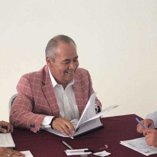 pañado por miembros de la Barra de Abogados del Estado de Morelos, entre ellos Felipe Jasso y Juan Juárez Rivas, el aspirante resaltó que cumple con los requisitos legales que la Ley y la Convocatoria establecen para participar en el proceso de elección del próximo ombudsman morelense