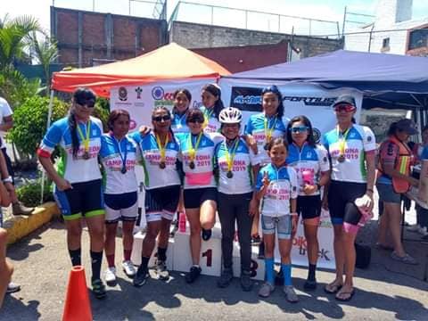La cita fue en el Circuito de la colonia Vista Hermosa, justo en la calle Juan Pablo II, en donde muy puntuales a la convocatoria llegaron los competidores que vieron acción en esta ocasión y que fue el marco para la competencia femenil; de nueva cuenta fue una férrea lucha por las principales avenidas de dicha colonia