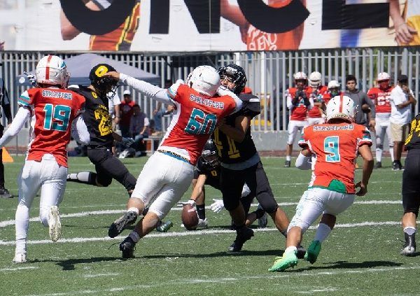 Sebastián Solorzano logró un avance significativo para dejar en una buena posición de terreno para Colegio Once, que después de un par de jugadas, con un gran acarreo de 55 yardas, Salvador Moreno logró apuntarse los primeros seis puntos del partido, mientras que Diego González se apunta el punto extra, por lo que el marcador se colocó 07-00, cuando apenas los dos equipos se acomodaban en el emparrillado de juego