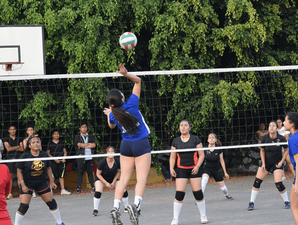 De los partidos que se disputaron fueron los siguientes: En la categoría preparatoria varonil el representativo de los Dragones “A” vence a Dragones “B”, duelo que se definió en tres periodos, juego entre la hermandad de instituciones, en lo que se pudo traducir en un juego competido en el terreno de juego, los números marcaron 25-23, 19-25 y 15-10, en cada set las dos escuadras se enfrascaron en un intercambio de ataques y bloqueos, así como trabajo defensivo en el fondo de la cancha, emocionando a los espectadores que se dieron cita en gran número en este arranque de juegos