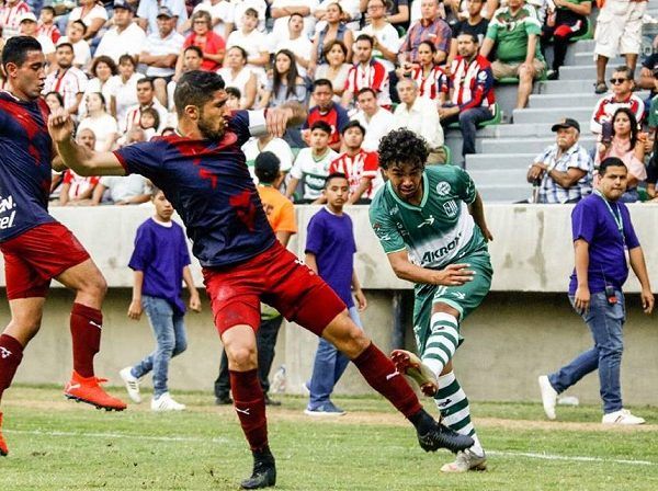 En el arranque de las acciones de la primera parte, ante más de 9000 aficionados en su mayoría rojiblancos, los cañeros tomaron la iniciativa proponiendo sobre el terreno de juego las mejores jugadas, mientras los dirigidos por José Saturnino Cardoso trataban de llegar al terreno local, pero se les hacía imposible pisar el área rival porque eran frenados por los defensores cañeros o perdían el balón
