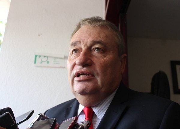 Para la clase política morelense, de por sí muy localista, resulta incómodo y hasta molesto que un extranjero naturalizado mexicano sea quien tenga en sus manos las decisiones que más influyen en el presente y futuro de la administración pública estatal. Reciben sumisamente instrucciones de él no porque se haya ganado el liderazgo y respeto al interior del equipo del gobernador, sino porque no les queda de otra. Y aunque en público no lo reconozcan, en privado señalan que la pieza más cuestionable del rompecabezas político actual es precisamente el jefe de la oficina de la gubernatura.