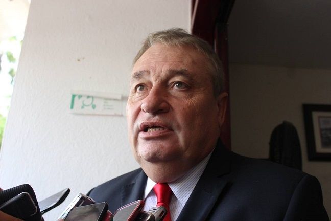 Para la clase política morelense, de por sí muy localista, resulta incómodo y hasta molesto que un extranjero naturalizado mexicano sea quien tenga en sus manos las decisiones que más influyen en el presente y futuro de la administración pública estatal. Reciben sumisamente instrucciones de él no porque se haya ganado el liderazgo y respeto al interior del equipo del gobernador, sino porque no les queda de otra. Y aunque en público no lo reconozcan, en privado señalan que la pieza más cuestionable del rompecabezas político actual es precisamente el jefe de la oficina de la gubernatura.