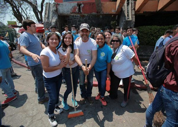 Esta actividad, que encabezó el alcalde Antonio Villalobos Adán y la presidenta del DIF, Orquídea Álvarez González, consistió en llevar a cabo trabajos de embellecimiento urbano desde la Glorieta de Buena Vista hasta la Glorieta Tlaltenango