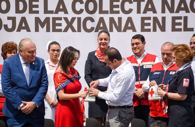 Acompañado de su esposa y presidenta del Sistema DIF Morelos, Natália Rezende Moreira, el gobernador expresó “este ejercicio de humanismo enaltece a quienes aportan y se convierten en una posibilidad de vida para quienes en algún momento llegarán a requerir del auxilio de esta institución, ninguno de nosotros estamos exentos de alguna contingencia y todos podemos necesitar de esa mano amiga que siempre atiende a sus semejantes”