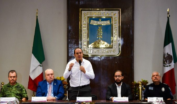 Afirmó que la violencia que vive en Morelos “es una pelea entre cárteles.... y ustedes como empresarios, saben que siempre se ha vivido esta situación y la estamos afrontando, por eso estamos dando la cara. No se vale lo que paso en Cuautla”, pero cuando uno va a un restaurante se queda con los comensales, no sa a atrás del restaurante a pedir una mesa. La verdad que es lamentable porque ya se metieron con niños inocentes”