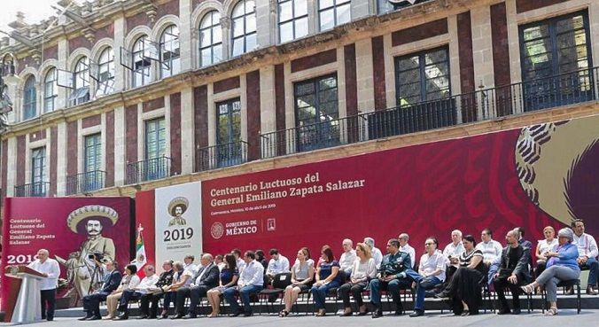 Sin embargo, pese al cerco de seguridad y controles de acceso hubo personas que pudieron ingesar a la Plaza de Armas para expresar su inconformidad con medidas tomadas por el actual gobierno federal; inclusive interrumpieron al presidente en varias ocasiones durante su discurso, por lo que tuvo que hacer una pausa para comprometerse a atenderlos