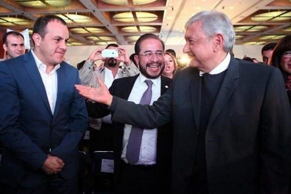 El segundo en hacerlo fue el gobernador de Morelos, Cuauhtémoc Blanco, quien apenas iniciada su gestión reconoció ante medios de comunicación, nacionales y locales, su intención de buscar la primera magistratura. La primera impresión de buena parte del electorado, que de manera equivocada asocian a Blanco con el partido Morena y con AMLO, les hizo creer que buscaría la candidatura por ese partido político. Pero están equivocados, si hay un partido que no apoyaría una posible candidatura de Blanco es precisamente Morena. El Cuau, como se reconoce popularmente, nunca ha sido siquiera simpatizante de Morena, fue candidato en Coalición por recomendación de AMLO y apoyado por el entonces presidente del PES (Partido Encuentro Social, de inspiración cristiana), pero nada más. Obtuvo la candidatura aun en contra de las huestes lopezobradoristas que querían ver en la boleta al ex senador Rabindranath Salazar. Aunque poco aportó el PES a la causa Morenista, tanto así que no alcanzó la votación suficiente para mantener su registro como partido político nacional, sí catapultó y dio plataforma política para animar las aspiraciones presidenciales de Blanco. Pero algo que no habían calculado era la pérdida de su registro. Ahora, el gobernador de Morelos mantiene sus aspiraciones pero carece de un partido político nacional que lo postule, al menos mientras se sabe si el PES consigue un nuevo registro. Bajo el supuesto de que AMLO efectivamente no busque la reelección y Cuauhtémoc sí busque la candidatura presidencial, habría un enfrentamiento político entre El Cuau y AMLO. Y esto sería así porque el hoy presidente de la República apoyaría con todo a su alfil y hombre de confianza, el hoy secretario de Relaciones Exteriores, Marcelo Ebrard, quien ocupa una privilegiada y poco vulnerable posición de primerísimo nivel en el gabinete. Mientras el gobernador de Morelos tendría el respaldo sólo del partido que lo postule y de los aficionados al fútbol que conserve a su favor. El escenario de fondo sería entonces El Cuau VS AMLO. Para iniciados Primera derrota política en la escena nacional del gobierno de Cuauhtémoc Blanco: su equipo no pudo garantizar la seguridad y paz para la conmemoración de los cien años del artero asesinato de Emiliano Zapata en Chinameca. Ni Hugo Éric Flores, ni Sanz, ni nadie del gabinete de Blanco fueron capaces de lograr diálogos y acuerdos suficientes para que el presidente de la República encabezara el arranque de los festejos del Año de Zapata en la región que lo vio nacer y morir, sin temor a ser boicoteado. El súper delegado Flores, cuyas repetidas ausencias y faltas a diversas reuniones donde debiera haberse presentado, además de un caudal de señalamientos en su contra que ya le han llegado a AMLO, deja entrever que quizá muy pronto tenga ceder ese espacio a otro operador político. 6 6 7 veces compartido Me gusta Mostrar más reacciones Comentar Compartir Comentarios Escribe un comentario... Tu publicación José Luis Garcitapia compartió un recuerdo. 35 min · Hace 6 años Ver tus recuerdos chevron-right Francisco Álvarez está con Arturo Aguirre y 37 personas más. 9 de abril de 2013 · iOS · El Jefe... 10 de abril , les comparto esta obra que pinté en 2011, un hombre que vio por el municipio , la libertad ,el trabajo, y la justicia social ; se te extraña por esta tu tierra Emiliano. 1 Francisco Álvarez 4 comentarios Me gusta Mostrar más reacciones Comentar Compartir Comentarios Activo(a) ahora Francisco Álvarez Gracias por compartir mi obra ? Eliminar u ocultar esto Me gusta Mostrar más reacciones · Responder · 17 min Ver una respuesta más Activo(a) ahora Francisco Álvarez José Luis Garcitapia gracias por tu comentario.? Eliminar u ocultar esto Me gusta Mostrar más reacciones · Responder · 1 min José Luis Garcitapia Saludos... Editar o eliminar esto Me gusta Mostrar más reacciones · Responder · 14 min Escribe un comentario... Chat (415)