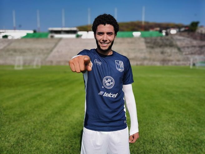 Feliz por su renovación de contrato, por quedarse otro semestre con el Zacatepec, el joven futbolista de cabello chino y barba abundante que ya está con el equipo en pretemporada, confía en que el éxito vendrá luego del esfuerzo y el trabajo duro. Nada es gratis, lo sabe y actúa
