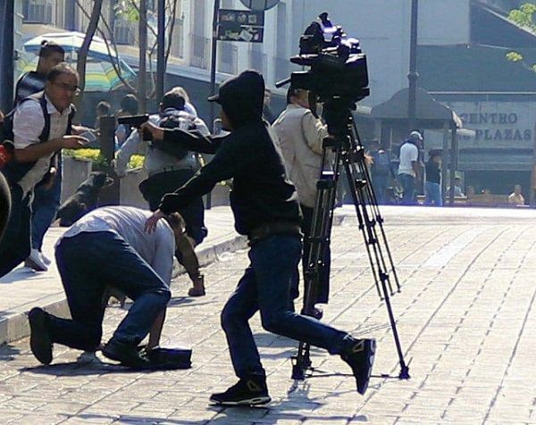 Que si el gobernador es incompetente, pues eso ya lo sabíamos, aún antes de que fuera candidato. Que si en su gabinete hay bandidos perversos y corruptos, de algunos ya lo sospechábamos y de otros ya nos vamos dando cuenta. Debatir sobre si la estrategia de seguridad que defiende el gobierno de Cuauhtémoc Blanco debe continuar o no resulta igualmente ocioso. Queda muy claro que no funciona y que la única apuesta viable es cambiarla con el apoyo de las fuerzas federales y la entrada de la Guardia Nacional.