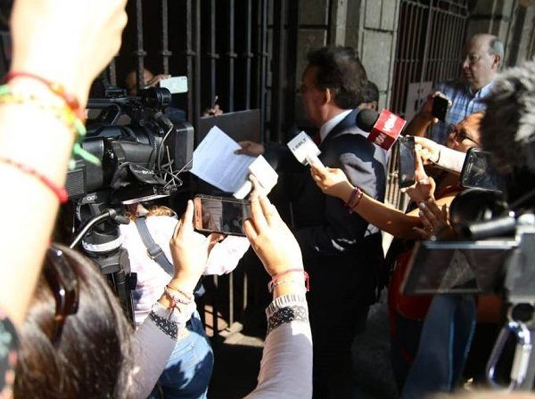 Lamentablemente al llegar al edificio, que es propiedad de todos los morelenses, se me impidió el paso por los policías y me dijeron que no tenían permitido abrir ‘por cuestiones de seguridad’. El documento, compuesto de tres hojas lo entregaba a los policías, cuando un grupo de 20 personas comenzó a gritarme e insultarme, con el propósito de atemperar mi acción y evidenciarme ante los medios de comunicación