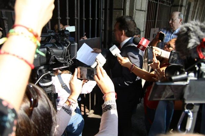 Lamentablemente al llegar al edificio, que es propiedad de todos los morelenses, se me impidió el paso por los policías y me dijeron que no tenían permitido abrir ‘por cuestiones de seguridad’. El documento, compuesto de tres hojas lo entregaba a los policías, cuando un grupo de 20 personas comenzó a gritarme e insultarme, con el propósito de atemperar mi acción y evidenciarme ante los medios de comunicación