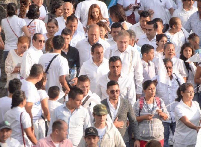 Tras que señalar que no está peleado con el obispo de Cuernavaca y poner en claro que el problema de violencia e inseguridad no es privativo de Morelos sino está ocurriendo en todo el país, el mandatario reiteró su demanda al Gobierno Federal para que envíe a la Guardía Nacional a la entidad; explicó que sabe que a finales de junio llegarán algunos elementos, pero la presencia al 100 por ciento de la corporación será hasta diciembre