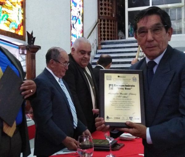 Reunida la crema y nata de los cronistas deportivos del país fue galardonado en una emotiva ceremonia de premiación para Alejandro Muciño