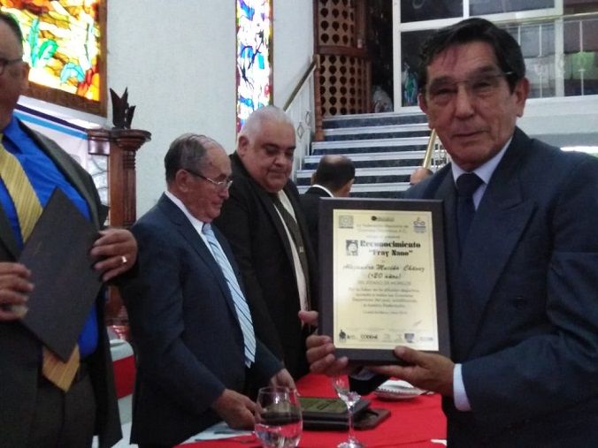 Reunida la crema y nata de los cronistas deportivos del país fue galardonado en una emotiva ceremonia de premiación para Alejandro Muciño