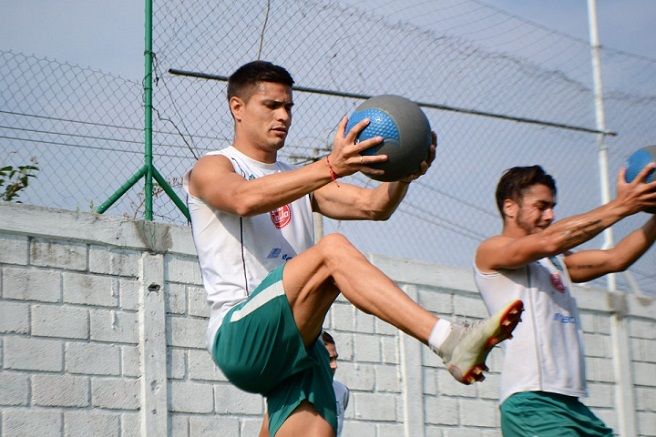 El zaguero de 23 años de edad es originario de Xalapa, Veracruz. Su carta pertenece al Club América, pero el semestre anterior jugó con Venados de Mérida, en donde registró 597 minutos de juego en 7 partidos completos de 8 participaciones.