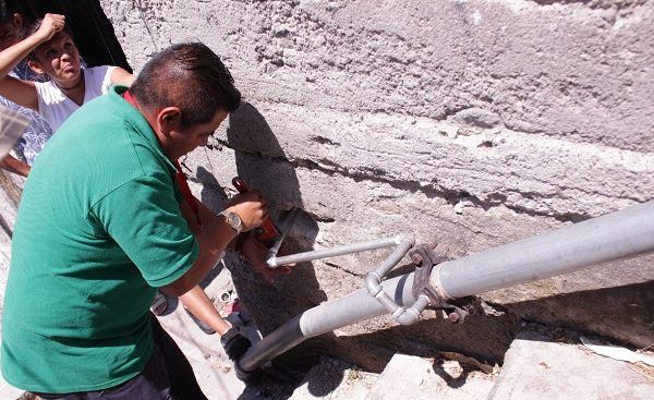 Las tomas clandestinas representan una de las principales fugas del vital líquido y de recursos financieros que no ingresan al sistema operador, debido a que el agua consumida no puede medirse ni facturarse, por ello, se instruyó al personal de recuperación de cartera vencida de la Dirección Comercial a redoblar acciones de supervisión en la ciudad