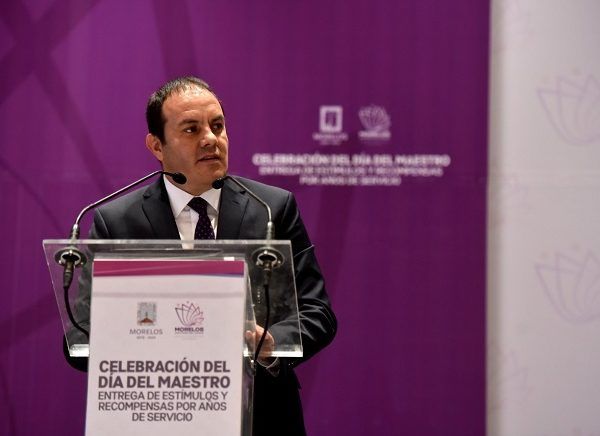 Apenas había terminado su discurso el mandatario cuando los profesores morelenses empezaron a exigir seguridad, por lo que Cuauhtémoc Blanco retomó el microfono para decirles “no descansaremos hasta que haya paz en el estado” y les pidió que le creyeran que está trabajando para ello y que no bajará la guardia hasta lograrlo