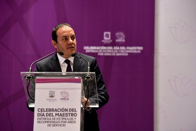 Apenas había terminado su discurso el mandatario cuando los profesores morelenses empezaron a exigir seguridad, por lo que Cuauhtémoc Blanco retomó el microfono para decirles “no descansaremos hasta que haya paz en el estado” y les pidió que le creyeran que está trabajando para ello y que no bajará la guardia hasta lograrlo