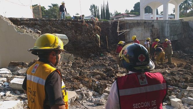 Horas después se confirmó que la barda se vino abajo por el reblandimiento causado por humedad, que provocó obras de remodelación realizadas en la residencia en mención, pese a que los propietarios del lugar ya habían sido sancionados por los trabajos. Por ello, el Ayuntamiento procedió a la clausura de los trabajos