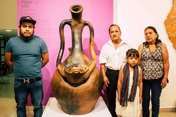 Juan Carlos Tlacomulco explicó que su obra está inspirada en las mujeres alfareras de su comunidad, quienes a lo largo de la historia han elaborado piezas de barro mientras cargan y crían a sus hijos. Y agregó que también representa la tradición que existe en Tlayacapan de cuidar a la tierra como si fuera una madre generosa que da vida, cuidado y alimento