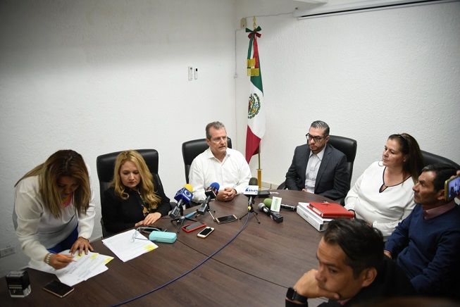 Desde el momento de su contratación, bajo la óptica de esta asesoría especial anticorrupción, no cumplió y no solamente no cumplió, sino que aparentemente falseó el documento como tal que es su certificado de Licenciado en Derecho