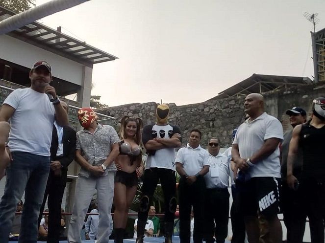 Previo a todo el programado planeado con antelación se entregó un sencillo reconocimiento a Joe Reséndiz González, importante promotor del pancracio nacional de mano de Roberto Rivas, que de esta forma da testimonio de toda esa importante labor que realizan