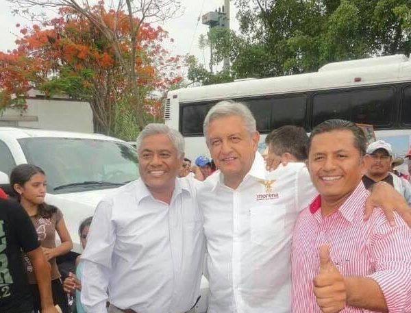 A través de una video-grabación, difundida a través en redes sociales, Alfonso Miranza, vinculado con el grupo criminal de “Los Rojos”, que comanda su sobrino Santiago Mazarí Hernández, alías “El Carrete”, lleva a cabo la inauguración de “dos preciosas obras” para beneficio de la población de Cazahuatlán, en los límites entre Morelos y Guerrero