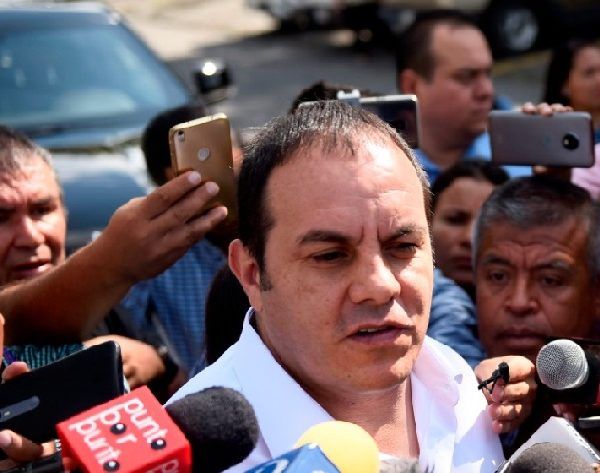 Agregó que se dice que algunos de los presidentes municipales ha sido levantados y llevados al estado de Guerrero para intimidarlos, a fin de que paguen las cuotas que les exigen los delincuentres, por lo que les pidió que acudan ante las fiscalías General del Estado (FGE) o General de la República (FGR)