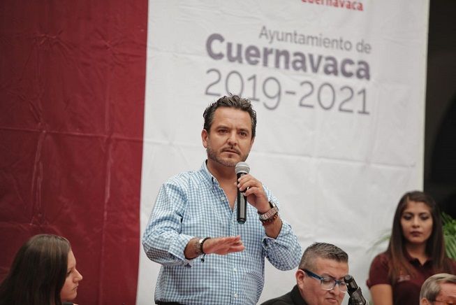 Durante la Primera Sesión Plenaria del Comité de Planeación para el Desarrollo del Municipio de Cuernavaca (COPLADEMUN), dijo que a pesar de las adversidades financieras que privan en todo el país, su gobierno a hecho gestiones ante la Federacion para que en el menor tiempo posible aterricen en la capital diversos programas federales
