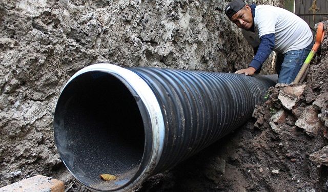 Asimismo, aseguró que el organismo tiene una política de puertas abiertas que le permite conocer las necesidades ciudadanas y responder con prontitud a cada una de ellas, tal es el caso de la obra de mejoramiento desarrollada en las calles Xitle y Nevado de Colima de la colonia Volcanes, que consiste en la sustitución de más de 45 metros de tubería de tipo albañal por polietileno de alta densidad corrugado, que permitirá canalizar de manera correcta las aguas negras generadas en la zona