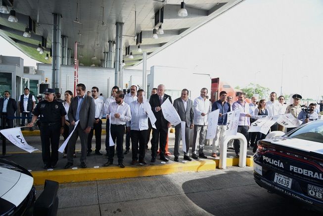 Durante el evento que se realizó en la caseta de peaje “Ingeniero Francisco Velasco Durán”, ubicada en el kilómetro 118+200 de la carretera Chilpancingo- Cuernavaca, en el municipio de Puente de Ixtla, el mandatario estatal afirmó que se apoyará para garantizar que el ingreso, tránsito o salida de los connacionales por el territorio morelense sea con absoluta garantía a sus derechos