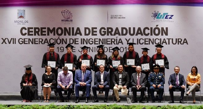 el jefe del Ejecutivo local, pidió a mujeres y hombres que se titularon como ingenieros y licenciados, que de ahora en adelante realicen su mejor esfuerzo para que los conocimientos adquiridos en la UTEZ se reflejen en el bienestar de sus familias y contribuyan a formar una mejor sociedad